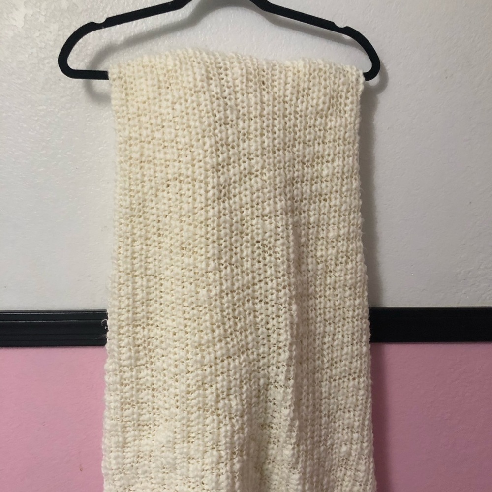 White knitted blanket